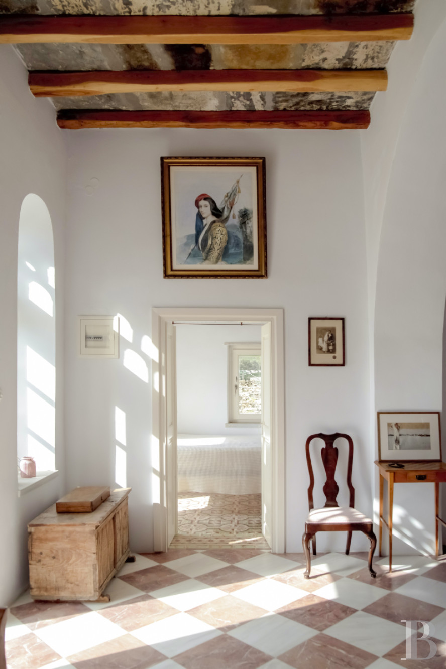 À Tinos, dans les Cyclades, une maison du 17e siècle tout de blanc vêtue - photo  n°12